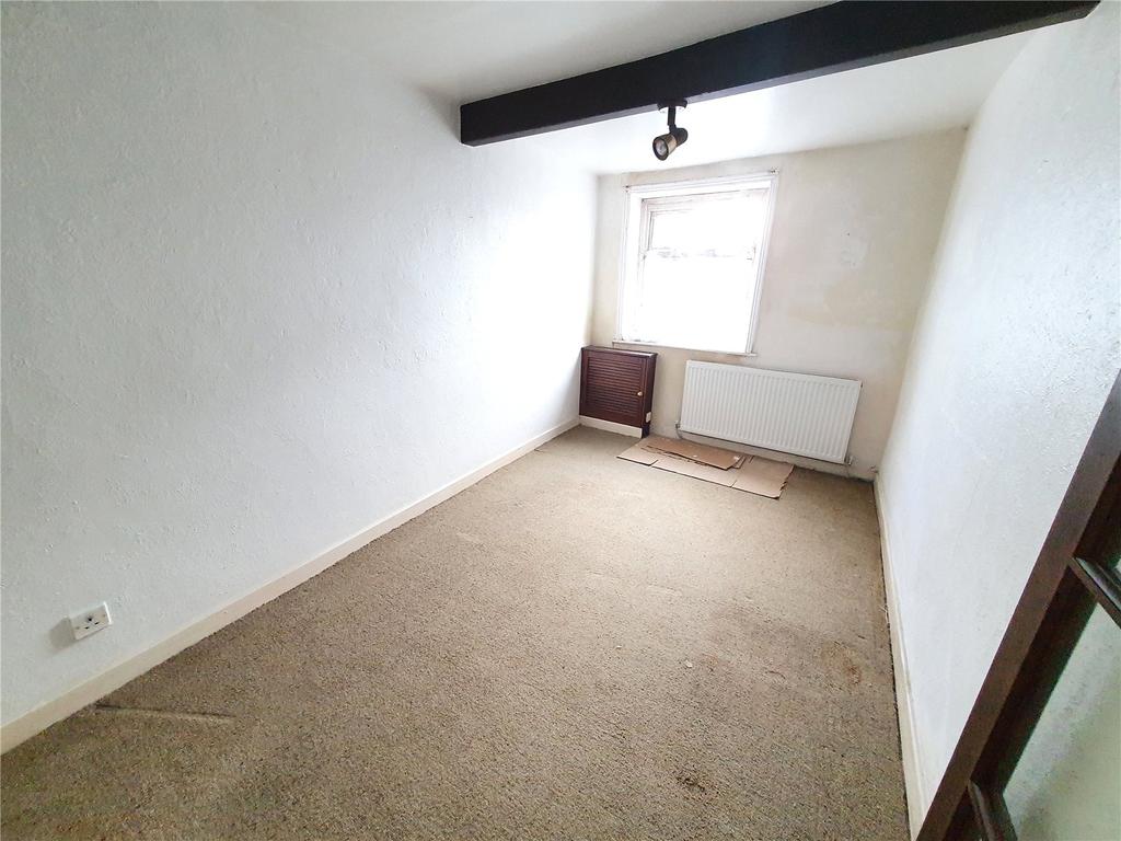 Mile End Row, Blackburn, BB2 2 bed terraced house £80,000