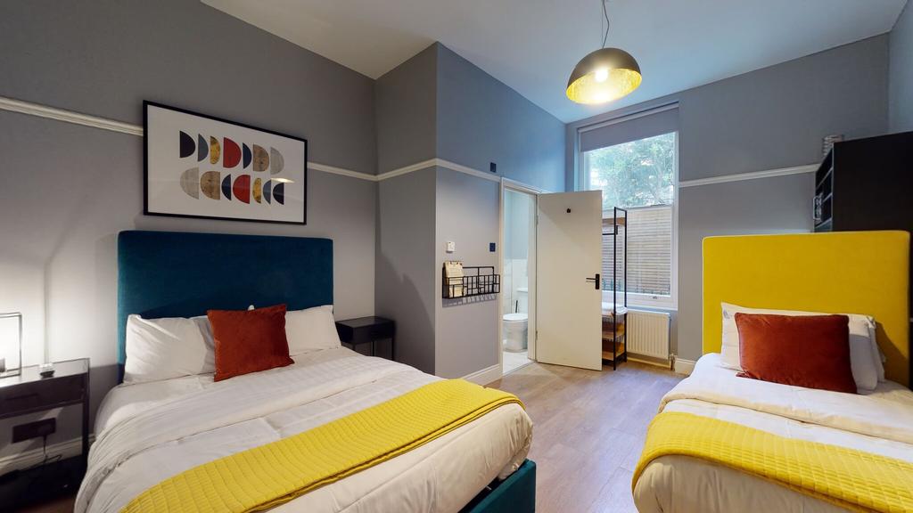Warwick Road Studio - £2,892 pcm (£667 pw)