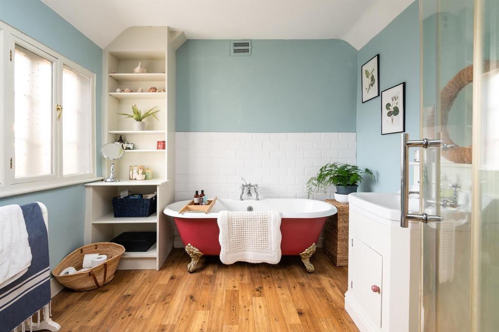 Bedroom two en suite bathroom