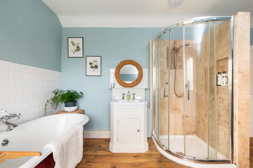 Bedroom two en suite bathroom
