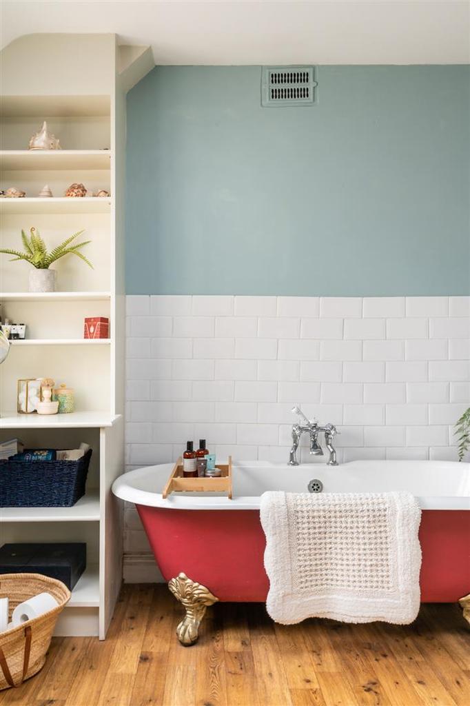 Bedroom two en suite bathroom