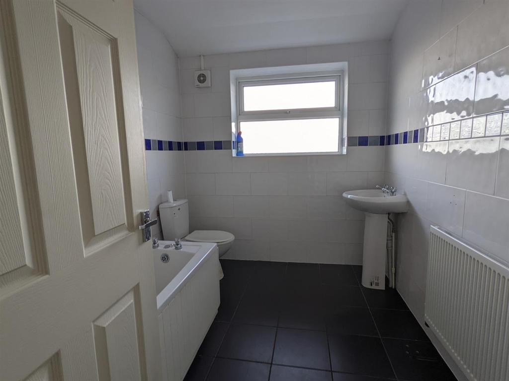 22 Rhiw Grange Bathroom.jpg