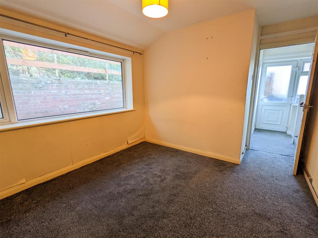 22 Rhiw Grange Bed 2 - 2.jpg