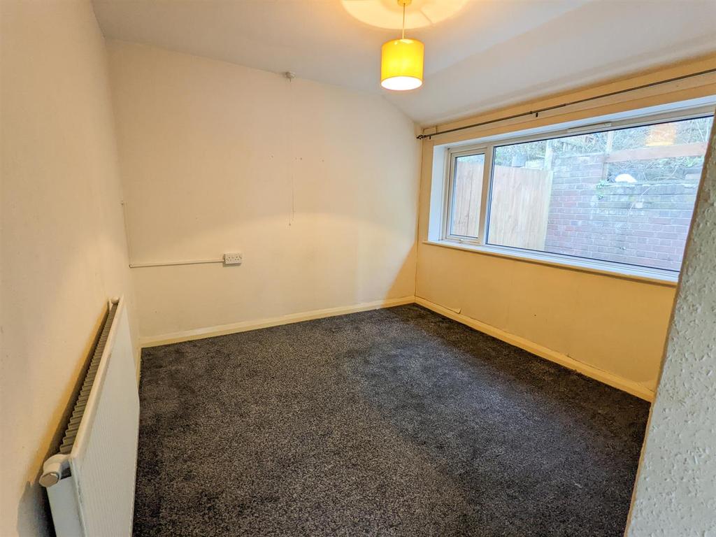 22 Rhiw Grange Bed 2.jpg