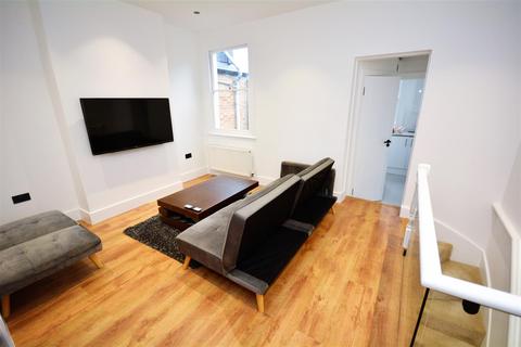 2 bedroom flat for sale - Laburnum Road, Wimbledon