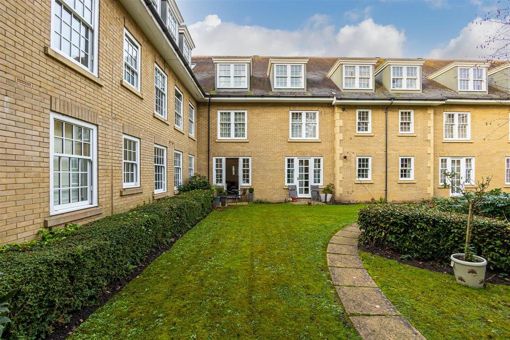 Brighton Road, Banstead 2 bed apartment £335,000