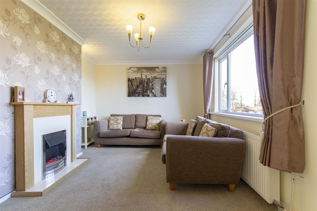 Carr Vale Road, Bolsover, Chesterfield 3 bed semidetached house £165,000