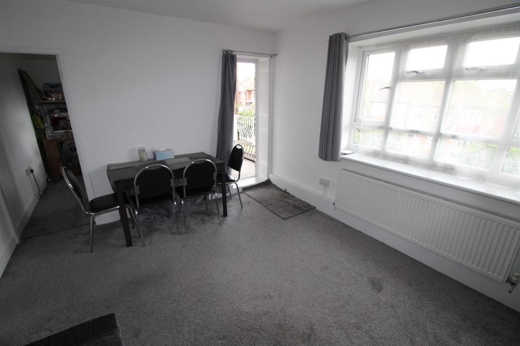 Alexandra Road, Muswell Hill, N10 2EU 3 bed flat £350,000