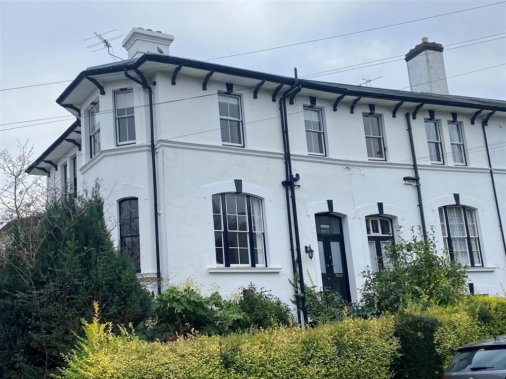 Lansdowne Crescent, Malvern 4 bed end of terrace house £500,000