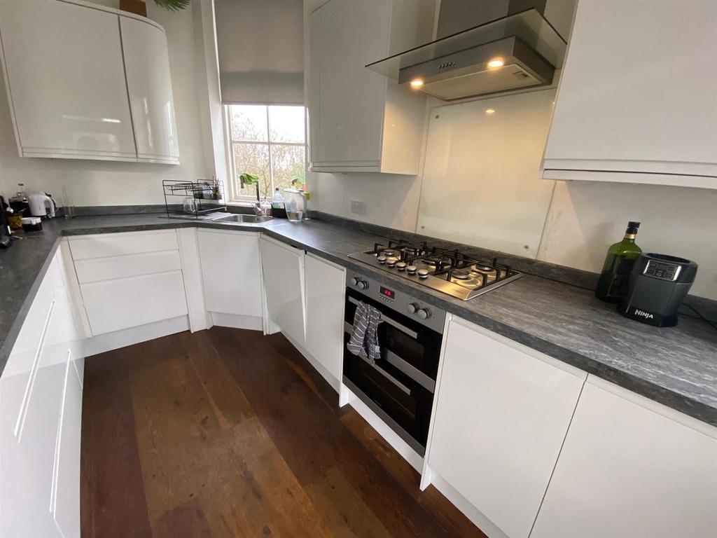 Lansdowne Crescent, Malvern 4 bed end of terrace house £500,000