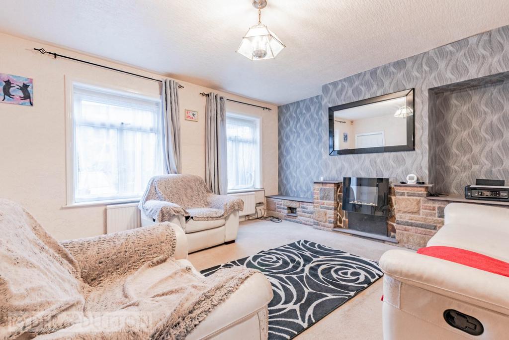 Gladstone Terrace Road, Greenfield, Saddleworth, OL3 3 bed townhouse £220,000