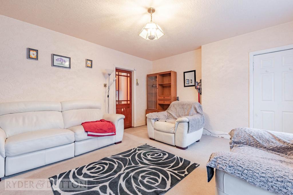 Gladstone Terrace Road, Greenfield, Saddleworth, OL3 3 bed townhouse £220,000