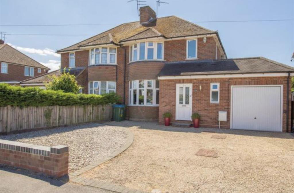 Turnfurlong, Aylesbury, HP21 3 bed semidetached house £525,000