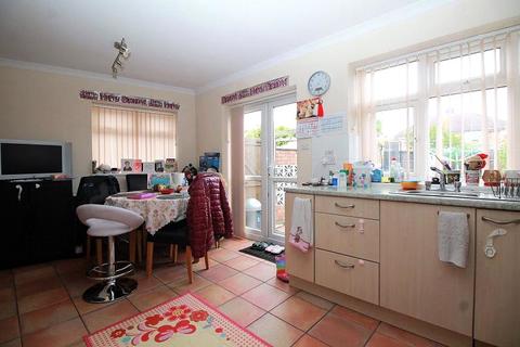 3 bedroom semi-detached house to rent - Sowrey Avenue, Rainham, Essex, RM13