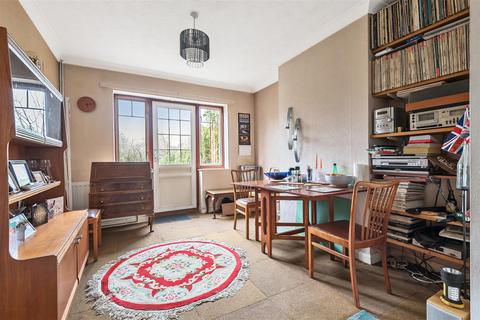 24 Ashenden Road, Guildford, GU2 7XE