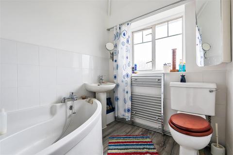 24 Ashenden Road, Guildford, GU2 7XE