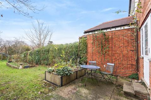 24 Ashenden Road, Guildford, GU2 7XE