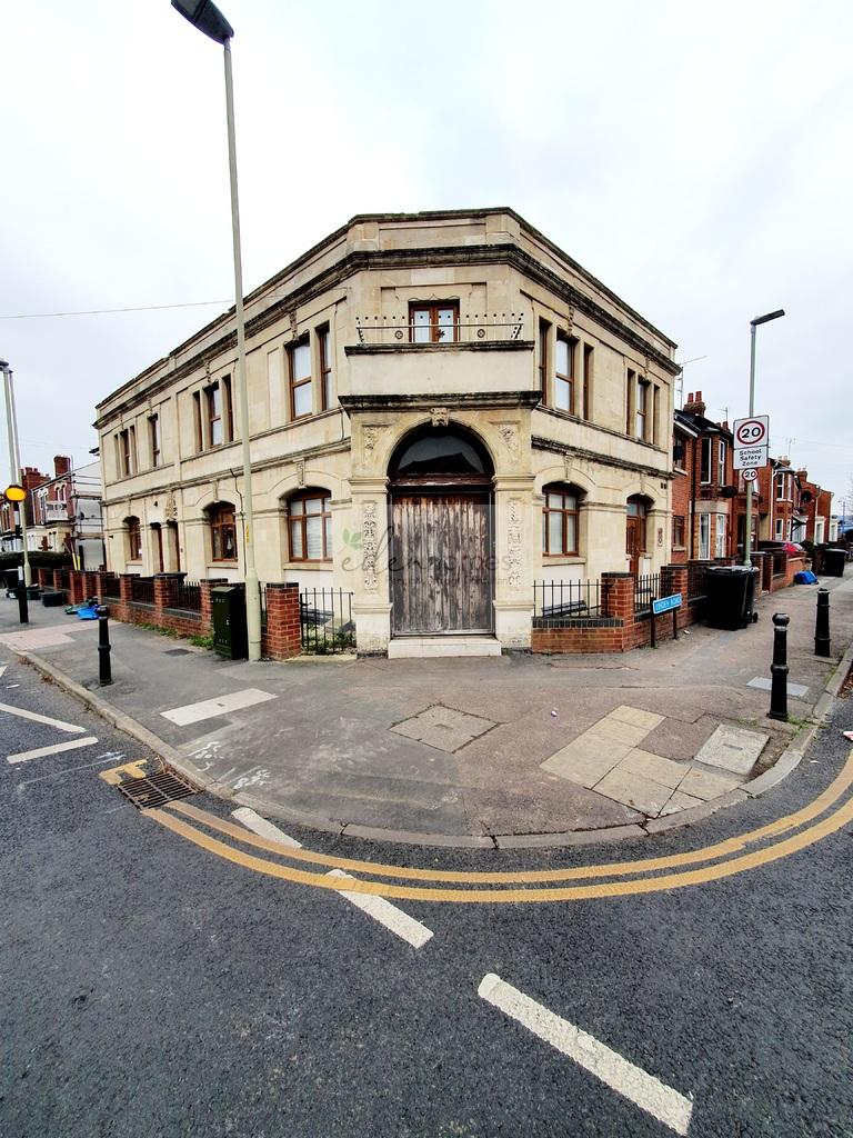 Seymour Road, Gloucester. 2 bed terraced house £800 pcm (£185 pw)