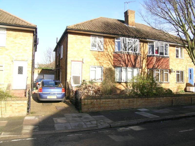 ster Gardens, Ealing, London, W5 2 bed apartment £1,500 pcm (£346 pw)