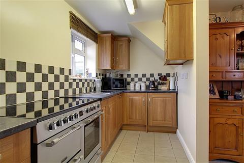 12 Hillside, Ancaster, Grantham, NG32 3PX