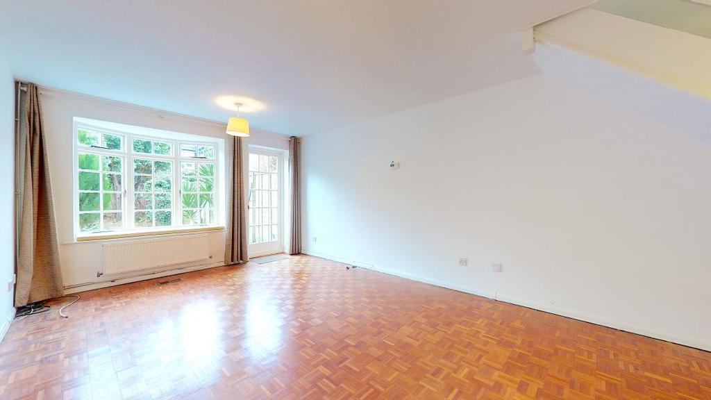 Tudor Gardens, Twickenham 2 bed terraced house £1,750 pcm (£404 pw)