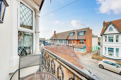 3 bedroom flat for sale - Alexandra Road, Leigh-on-sea, SS9