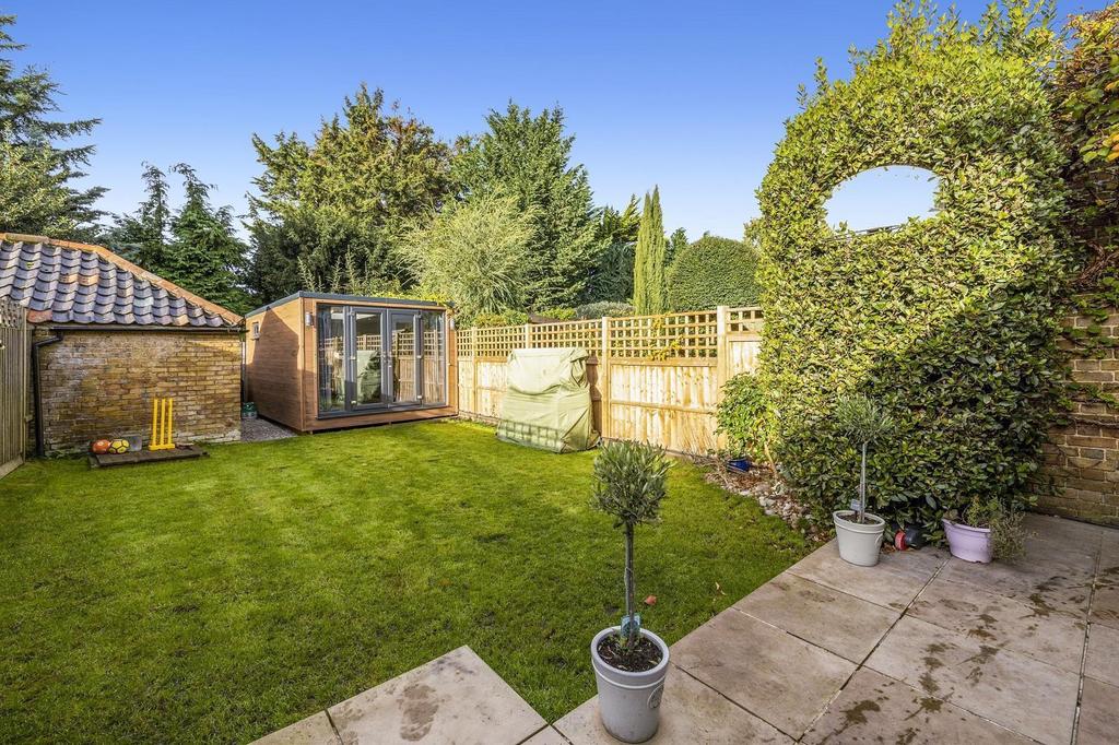 Wolsey Road, Esher, KT10 3 bed semidetached house £950,000