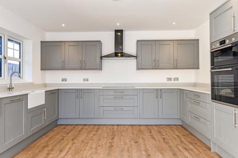 35 Avenue Close, Liphook, GU30 7QE