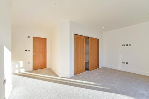 35 Avenue Close, Liphook, GU30 7QE