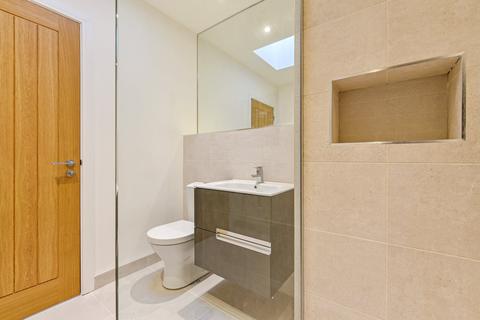 35 Avenue Close, Liphook, GU30 7QE