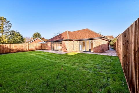 35 Avenue Close, Liphook, GU30 7QE
