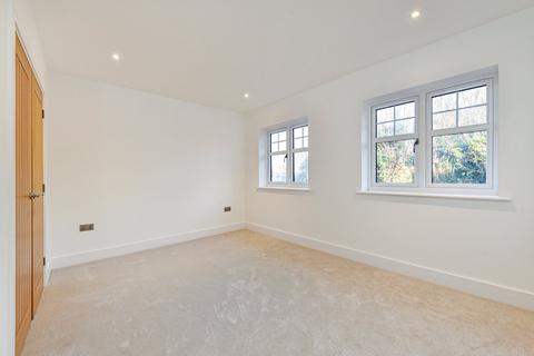 35 Avenue Close, Liphook, GU30 7QE
