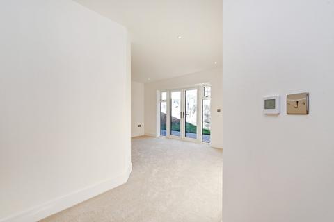 35 Avenue Close, Liphook, GU30 7QE