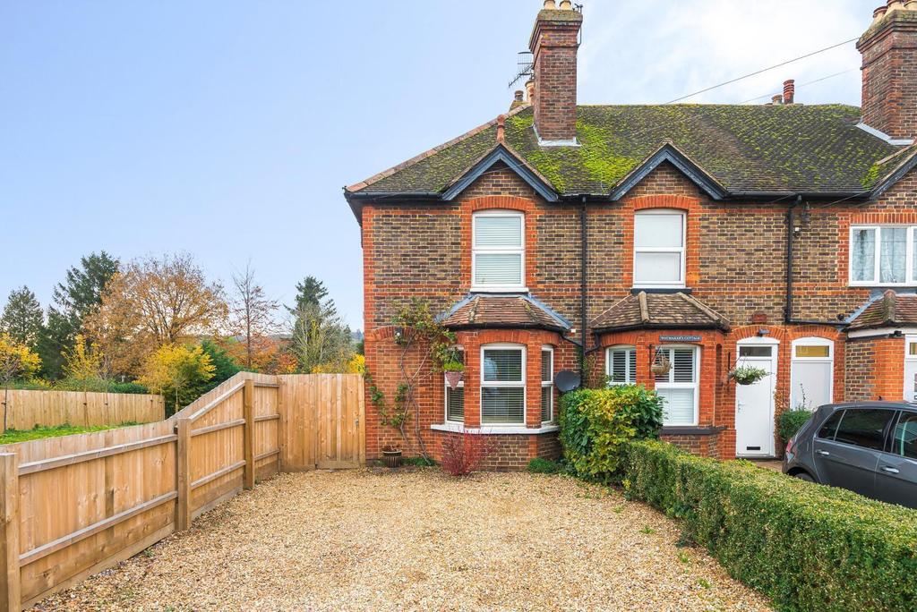 New Road, Chilworth, Guildford, GU4 3 bed semidetached house £600,000