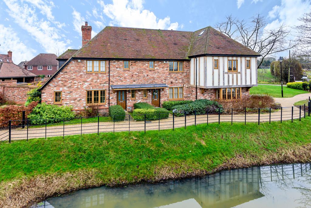 Franklin Kidd Lane, Ditton 3 bed terraced house £450,000