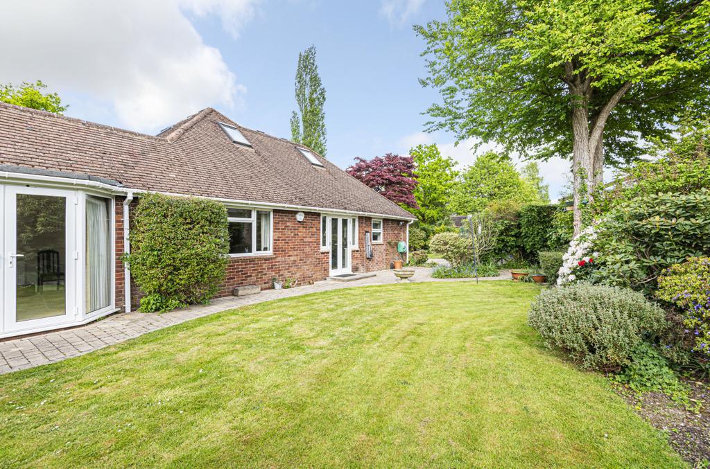 Fullers Road, Rowledge, Farnham, Hampshire, GU10 4 bed bungalow - £900,000