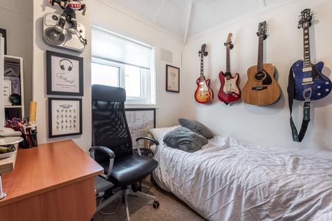 32 Will Crooks Gardens, London, SE9 6HZ