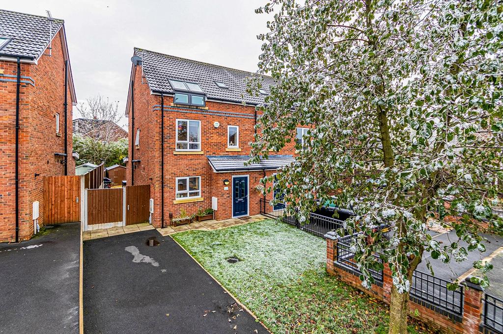 Rothay Close, Flixton, Manchester, M41 3 bed semidetached house £350,000