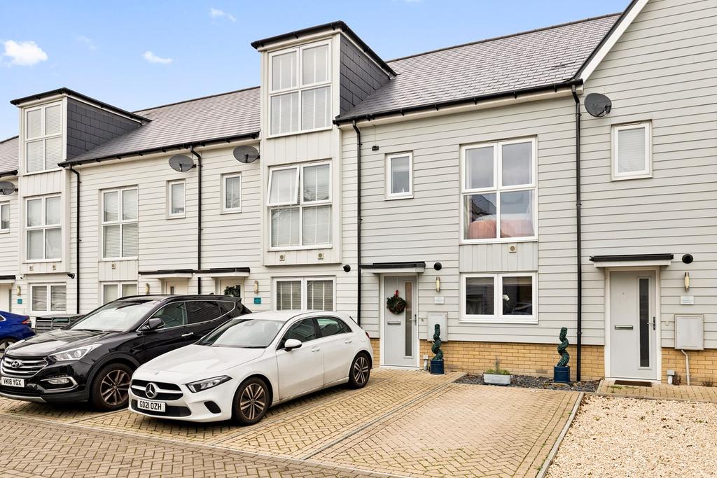 Trinity Drive, Folkestone, CT19 2 bed terraced house £300,000