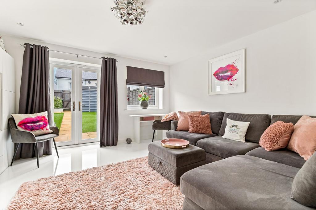 Trinity Drive, Folkestone, CT19 2 bed terraced house £300,000