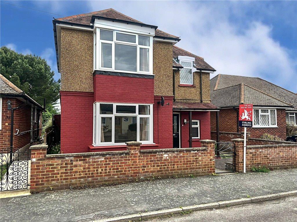 South Avenue, Egham, Surrey, TW20 3 bed detached house £560,000