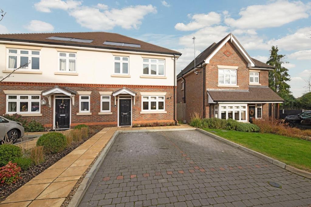 Mimosa Close, Epsom 3 bed semidetached house for sale £625,000