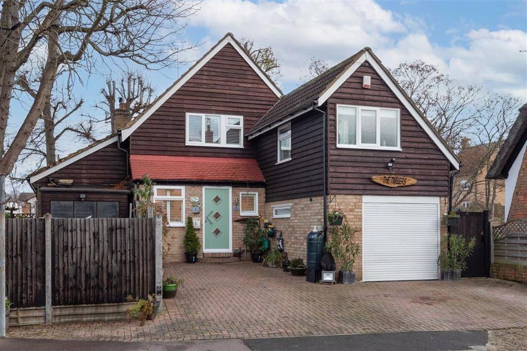 Coppice Mead, Stotfold, Hertfordshire 4 bed detached house £540,000