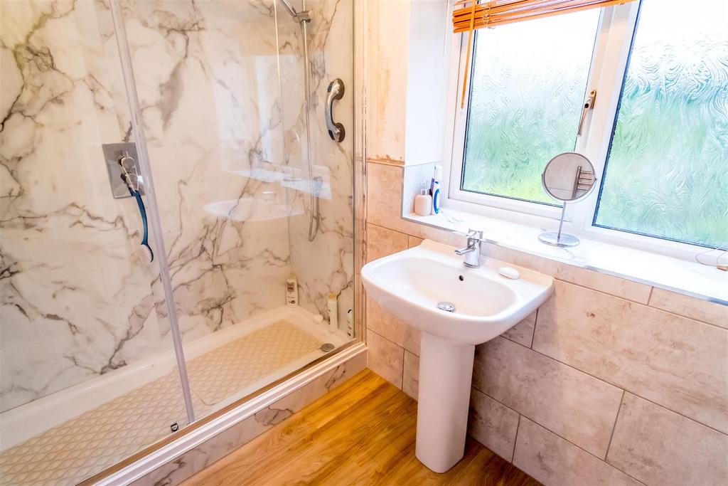 Bathroom 2].jpg