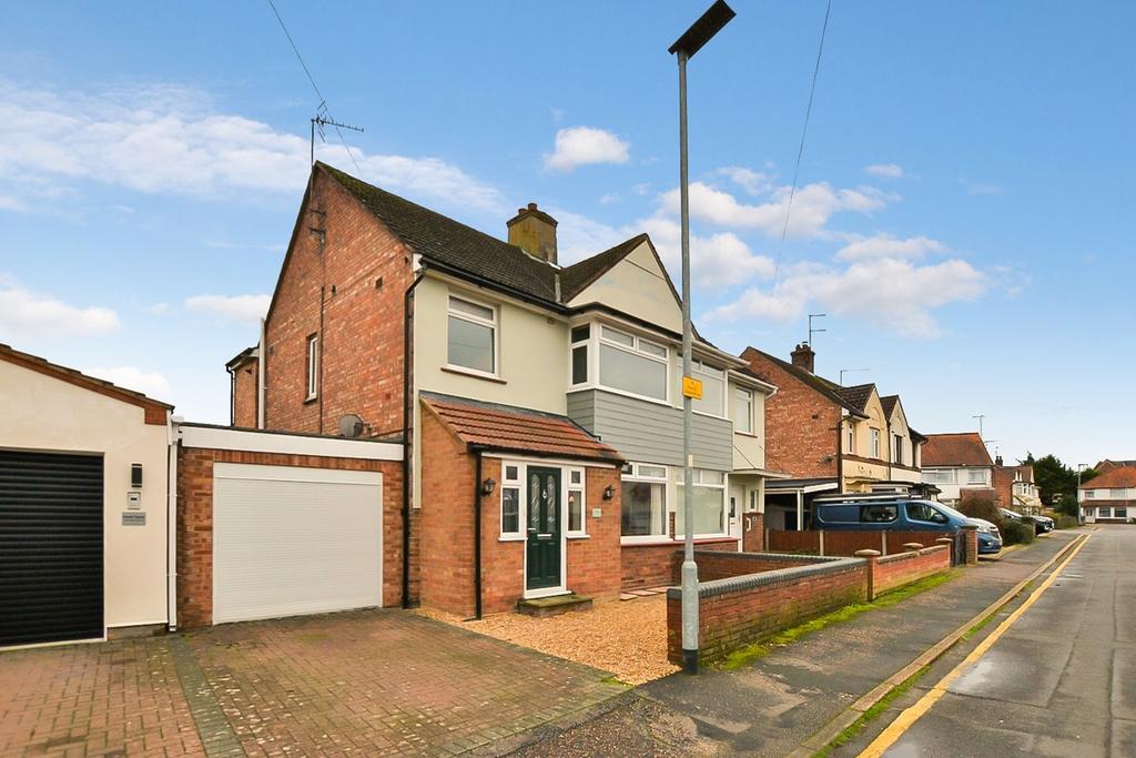 Milton Avenue, King's Lynn 3 bed semidetached house £250,000