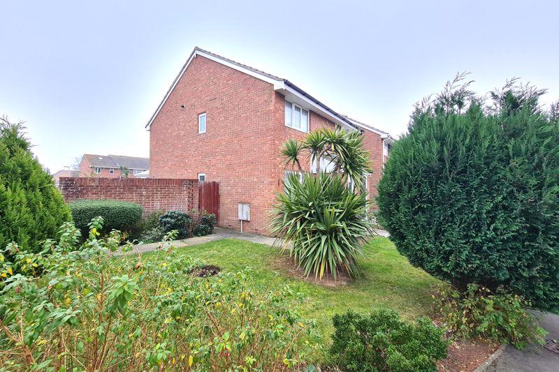 Gibson Close, LeeOnTheSolent, PO13 2 bed semidetached house £260,000