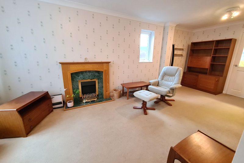 Gibson Close, LeeOnTheSolent, PO13 2 bed semidetached house £260,000