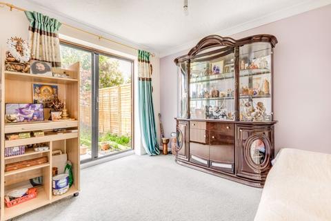 2 Iris Close, Croydon, CR0 8XW