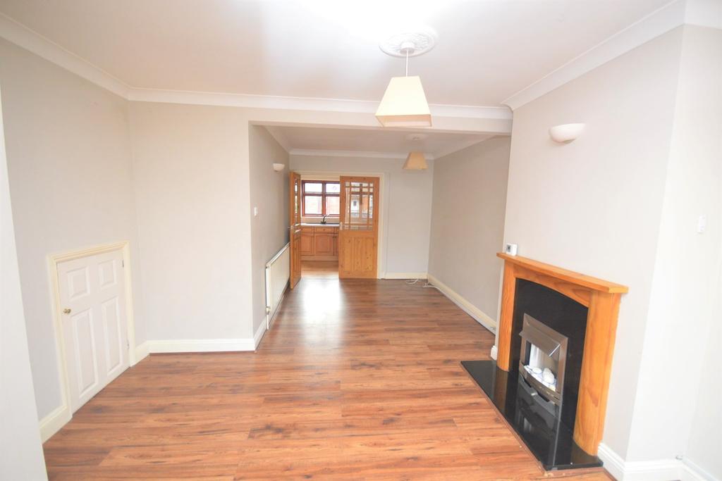 Jubilee Avenue, Romford, RM7 2 bed semidetached house £375,000