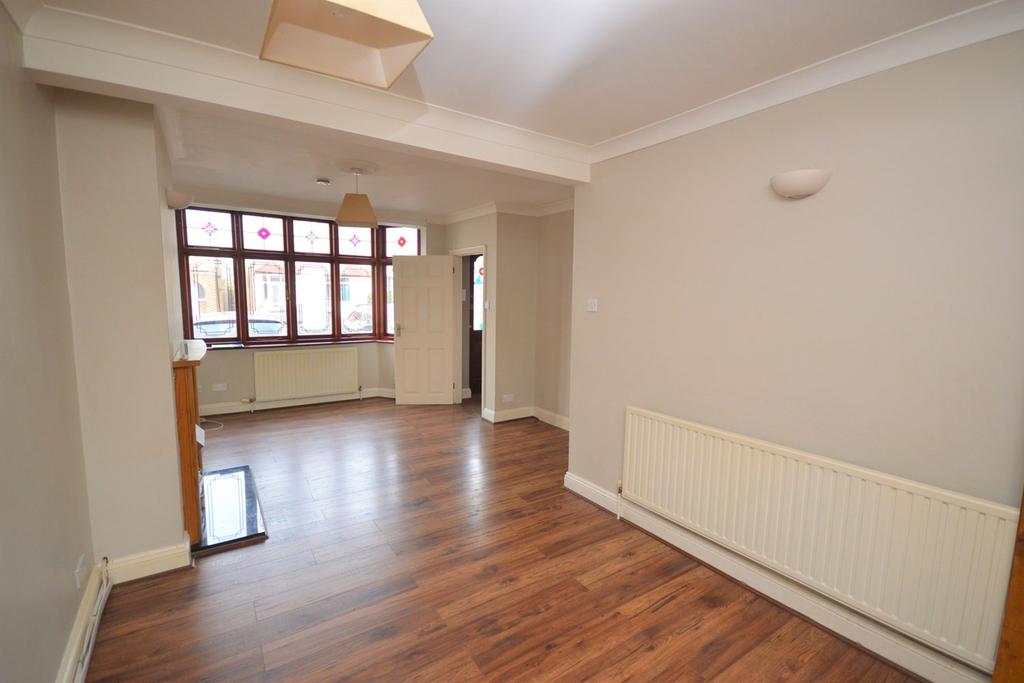 Jubilee Avenue, Romford, RM7 2 bed semidetached house £375,000